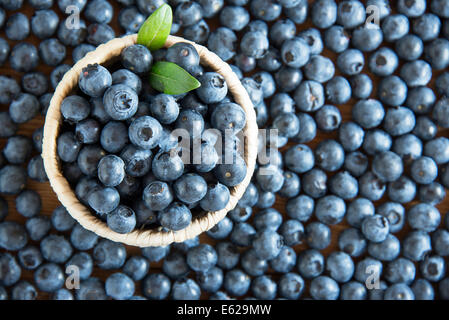 Frische Heidelbeeren in Wicker Schüssel Stockfoto