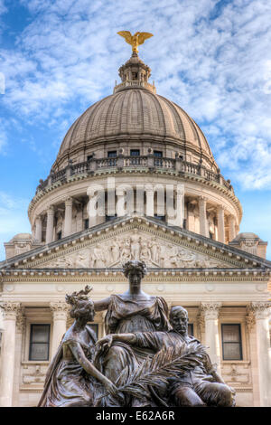 Die Mississippi State Capitol und Denkmal für Frauen der Konföderation in Jackson, Mississippi. Stockfoto