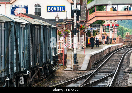 Blick entlang der Strecke in Richtung der Plattform am Bewdley Bahnhof auf der Severn Valley Railway Stockfoto