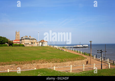 Ein Blick auf North Lodge Park und Zugang zu den oberen Felsenweg und Strand von Cromer, Norfolk, England, Vereinigtes Königreich. Stockfoto