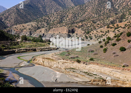 Blick auf Mzouzite Ijoukak, Dörfer, Täler, Dämme, künstlichen Seen, Fluss Nfiss, Deep River Schluchten, R 203 South, Taroudannt Straße, Marokko Stockfoto