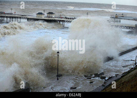Hohe Wellen Zurrgurte Cromer Strandpromenade und Mole Norfolk bei Sturmflut Dez. 2013 Stockfoto