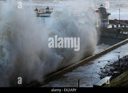 Eine Wand aus Wasser stürzt in der Promenade am Cromer Strandpromenade und Mole Norfolk bei Sturmflut Dez. 2013 Stockfoto