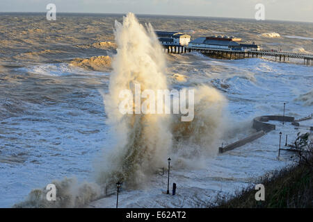 Hohe Wellen Zurrgurte Cromer Strandpromenade und Mole Norfolk bei Sturmflut Dez. 2013 Stockfoto