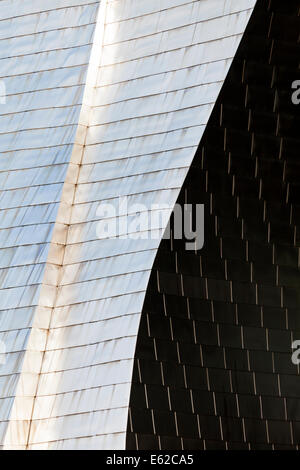 Detail der Fassade der skulpturalen Titan-plattiert Fassade des Guggenheim Museum Bilbao, Bilbao, Spanien. Stockfoto