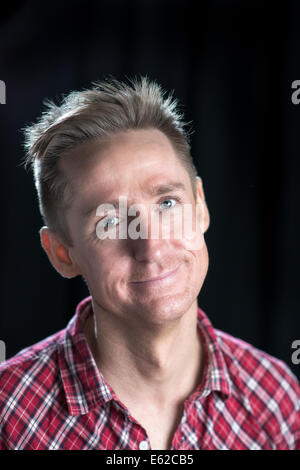 Kopfschüsse auf Schwarz ein gut aussehender Mann in den Dreißigern mit verschiedenen Gesichtsausdrücken. Stockfoto