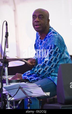 Schlagzeuger mit Township Kometen jazz Band aus Südafrika auf der Bühne Brecon Jazz Festivals 2014 Stockfoto