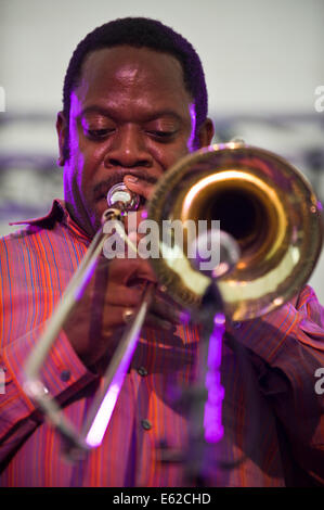 Posaunist mit Township Kometen jazz Band aus Südafrika auf der Bühne Brecon Jazz Festivals 2014 Stockfoto