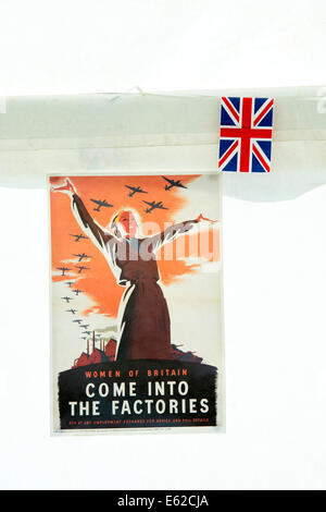 Zweiten Weltkriegs Reproduktion Frauen Britan, kommen in den Fabriken-Plakat Stockfoto