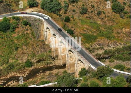 Alte Brücke in Mértola, südlich von Portugal Stockfoto