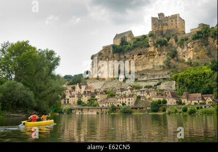 Die Frankreich Stadt Beynac-et-Cazenac wie vom Fluss Dordogne Stockfoto