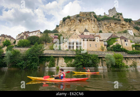 BEYNAC-ET-CAZENAC, Frankreich-JULI 19: Kajak fahren auf dem Fluss Dordogne vor der alten Stadt von Beynac-et-Cazenac, Juli 19, Stockfoto