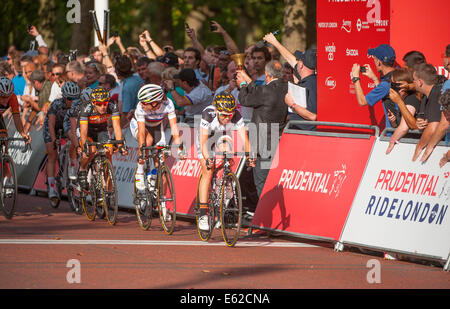 Die Mall, London UK. 9. August 2014. Beginn der letzten Runde des The Prudential Fahrt London Damen Grand Prix Stockfoto