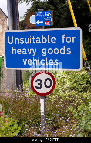 Melden Sie UK England, Dorset, Marnhull, Burton Street, ungeeignet für schwere Nutzfahrzeuge Stockfoto