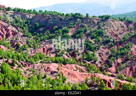 Ourika Tal & Kasbah Hotel, kühle Bergluft, fruchtbaren grüne Tälern mit Schnee bedeckt, hoher Atlas-Gebirge, Dörfer, Marokko Stockfoto