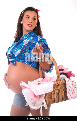 Pregnanto Frau Carring einen Weidenkorb Stockfoto