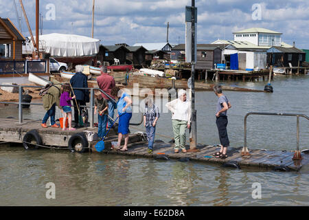 Passagiere warten Felixstowe Fähre Stockfoto