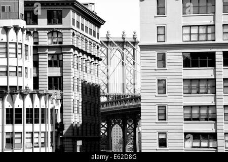 Manhattan Bridge aus der Dumbo Nachbarschaft in Brooklyn gesehen. Stockfoto