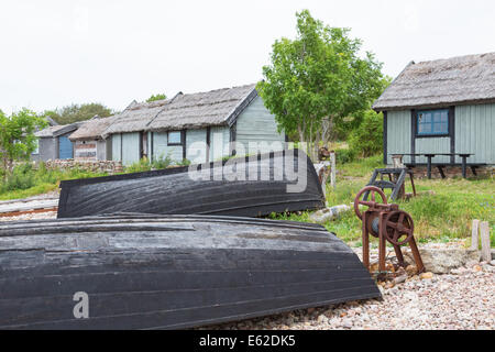 Altes Landhaus mit Boote am Strand Stockfoto