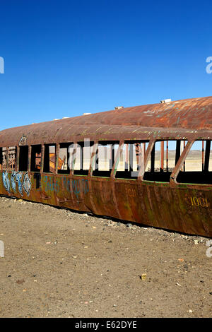 Wrack der alten Züge Wagen auf dem Zug Friedhof (Zug Friedhof), südwestlich, Uyuni, Bolivien, Südamerika Stockfoto