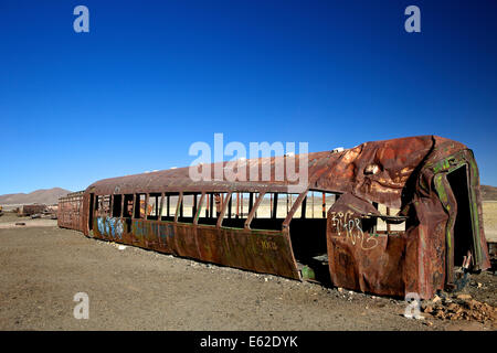 Wrack der alten Züge Wagen auf dem Zug Friedhof (Zug Friedhof), südwestlich, Uyuni, Bolivien, Südamerika Stockfoto