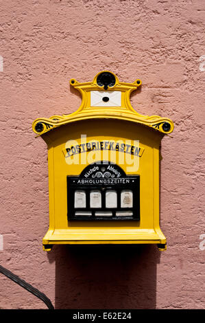 Traditionellen gelben Briefkasten (Ger: Postbriefkasten) in Cochem, Deutschland Stockfoto