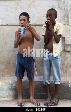 Jungs auf Straße, Alt-Havanna, Kuba Stockfoto
