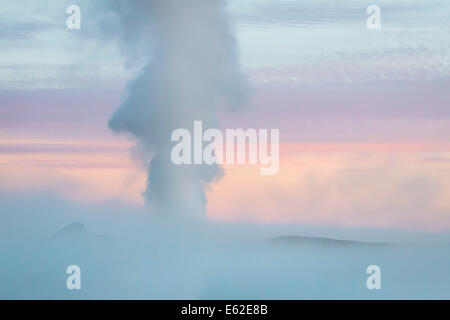 Nahaufnahme der Dampf aus dem Bohrloch durch die Bjarnarflag Geothermie-Kraftwerk, See Myvatn Gebiet, Nordisland Stockfoto