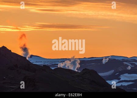 Dampfende Bohrungen durch die Krafla Kraftwerk in der Nähe der Krafla-Vulkan, Northern, Island Stockfoto