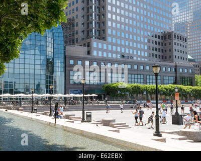 Touristen, World Financial Center Plaza North Cove Yacht-Hafen auf dem Hudson River, New York Stockfoto