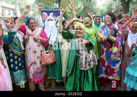 Aktivisten der moslemischen Liga-N skandieren Parolen gegen Inqilab (Revolution) März und Azadi (Freiheit) März bei Protestkundgebung in Lahore-Presse-Club auf Dienstag, 12. August 2014. Stockfoto