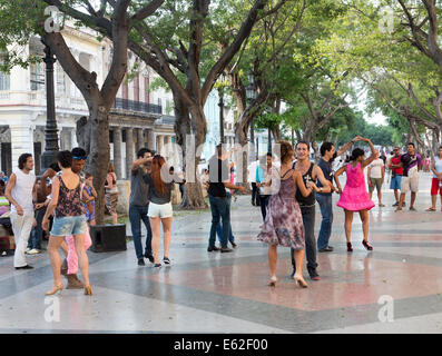 Tänzer an einem Sonntagabend, Paseo de Prado Avenue, Havanna, Kuba Stockfoto