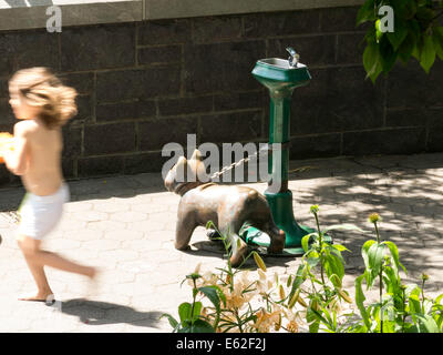 Brunnen mit Statue, Kinderspielplatz, Nelson A. Rockefeller Hundepark in Battery Park City, New York Stockfoto