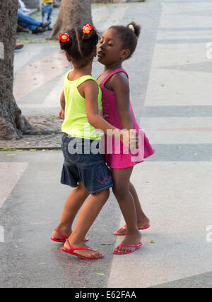 zwei junge Mädchen tanzen an einem Sonntagabend, Paseo de Prado Avenue, Havanna, Kuba Stockfoto