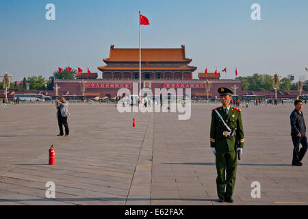 Morgendämmerung am Tiananmen-Platz am Eingang zur verbotenen Stadt. Die Verbotene Stadt wurde von der Ming-Dynastie zwischen 1406-14 errichtet. Stockfoto