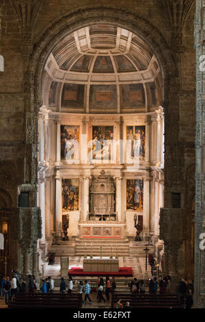 Hochaltar in der Jeronimos Kloster Kirche von Santa Maria in Lissabon, Portugal. Stockfoto