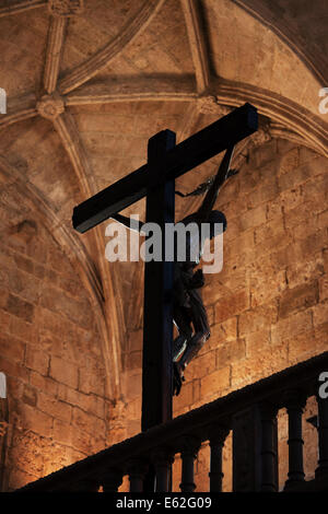 Jesus Christus am Kreuz in der Gothic-Klosterkirche Jeronimos in Lissabon, Portugal. Stockfoto