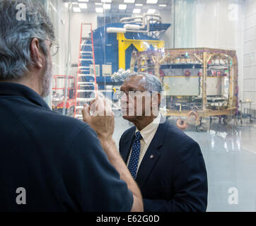 NASA-Administrator Charles Bolden hört Magnetospheric Multiscale (MMS) Mission Project Manager Craig Tooley sprechen Sie über die Stockfoto