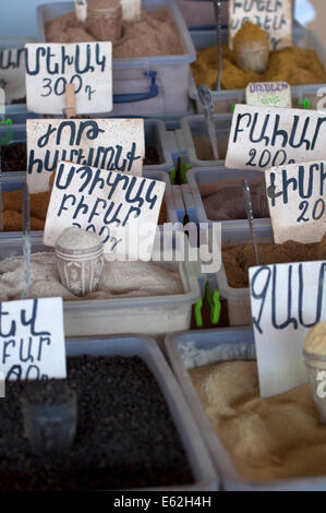 Verschiedene gemahlene Gewürze in Behältern mit handgeschriebenen Preiskarten an einem Marktstand in Jerewan, Armenien Stockfoto