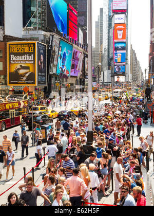Long Lines, Tkts Discount Broadway Tickets, in Duffy Square at Times Square, NYC Stockfoto