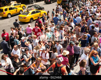 Long Lines, Tkts Discount Broadway Tickets, in Duffy Square at Times Square, NYC Stockfoto