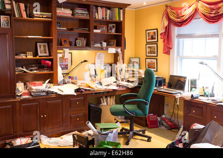 Messy Home Office, Wohnhaus, USA Stockfoto