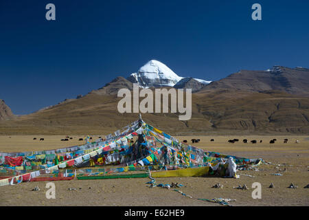 Gebetsfahnen am Fuße des Mount Kailash in Tibet Stockfoto