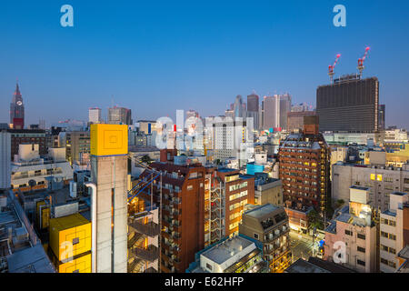 Shinjuku, Tokio, Japan Stadtbild in der Dämmerung. Stockfoto