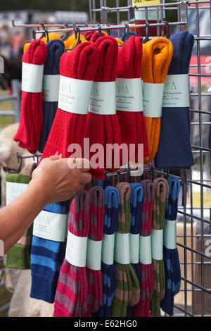 Alpaka Wolle Socken für Verkauf am Stand beim Ellingham & Ringwood Landwirtschaftliche Gesellschaft jährliche Show in Somerley Park, Ellingham, Ringwood, Hampshire, Großbritannien Stockfoto