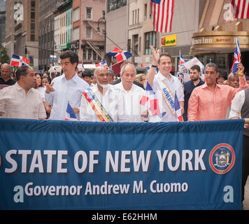 New York State Gouverneur Andrew Cuomo in der Dominikanischen Day Parade Stockfoto