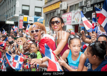 Tausende von Dominikanische Amerikaner sowie deren Freunde und Unterstützer marschieren und Anzeigen der 33. jährlichen Dominikanischen Day Parade Stockfoto