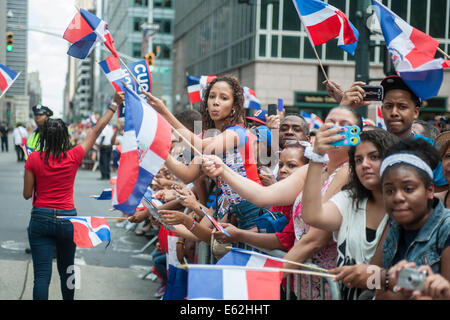 Tausende von Dominikanische Amerikaner sowie deren Freunde und Unterstützer marschieren und Anzeigen der 33. jährlichen Dominikanischen Day Parade Stockfoto