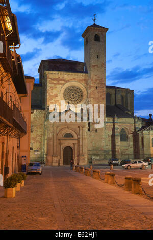 Siguenza. Kathedrale, Plaza Mayor bei Dämmerung, Plaza Mayor, Provinz Guadalajara, Spanien Stockfoto