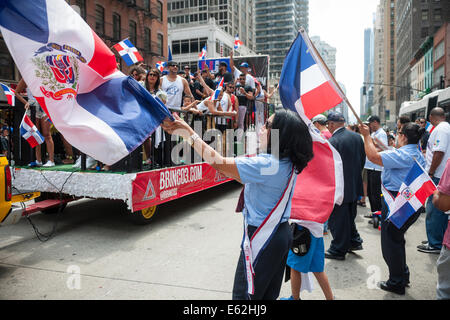 Tausende von Dominikanische Amerikaner sowie deren Freunde und Unterstützer marschieren und Anzeigen der 33. jährlichen Dominikanischen Day Parade Stockfoto